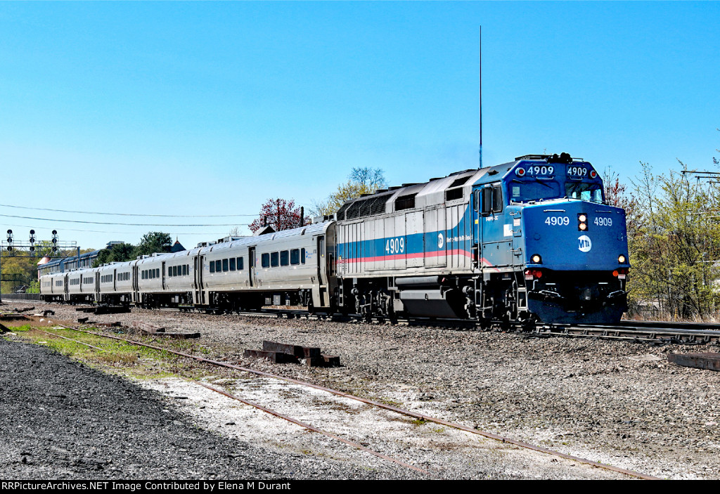 MNCR 4909 on train 43